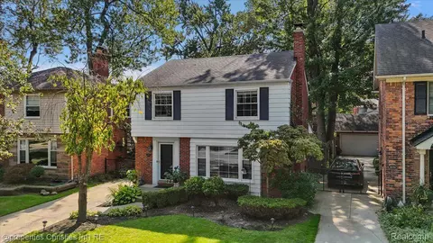 1683 Severn Rd, Grosse Pointe Woods, MI 48236