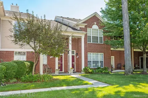 1651 Deepwood Cir, Rochester, MI 48307