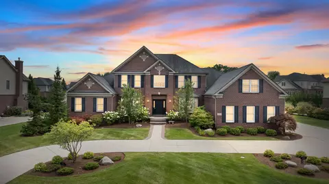 3765 N Century Oak Cir, Oakland, MI 48363