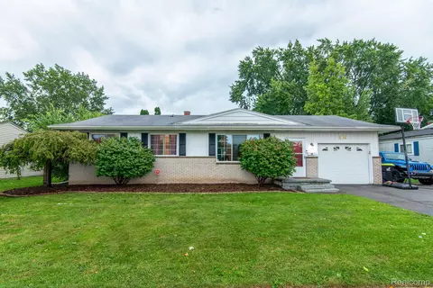5255 Oakview Dr, Swartz Creek, MI 48473