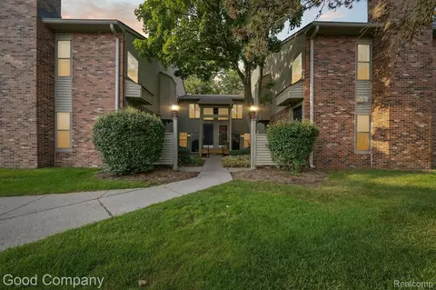 22120 Indian Creek Dr, Farmington Hills, MI 48335