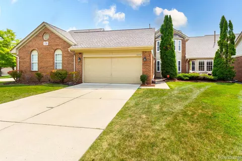 15743 Golfview Dr, Riverview, MI 48193