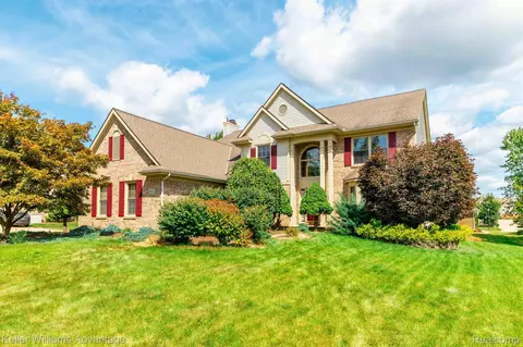 18220 Glengarry Dr, Livonia, MI 48152