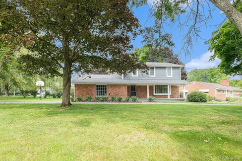 430 Willow Tree Ln, Rochester Hills, MI 48306
