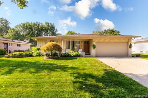 1586 Hamman Dr, Troy, MI 48085