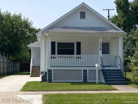 1319 12th St, Port Huron, MI 48060