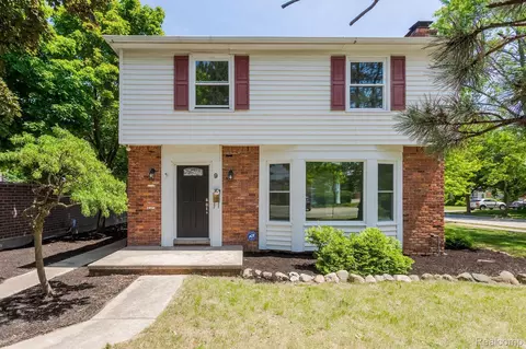 9 Ridge Rd, Pleasant Ridge, MI 48069