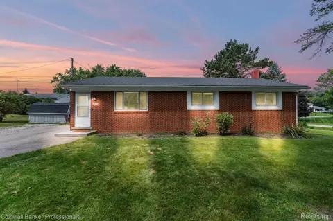 1324 Red Barn Dr, Oxford, MI 48371