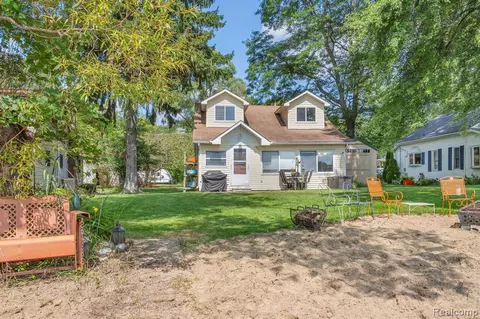 6818 Rink Dr, Brighton, MI 48114