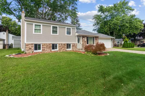 42878 Wilmington Dr, Sterling Heights, MI 48313