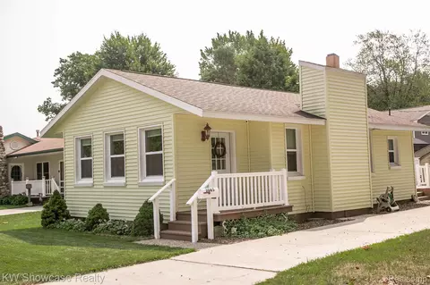 3065 Maplewood Dr, Fort Gratiot, MI 48059