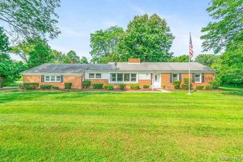 8825 N Beck Rd, Plymouth, MI 48170