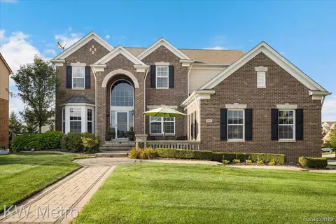 1237 Greythorne Dr, Orion, MI 48359