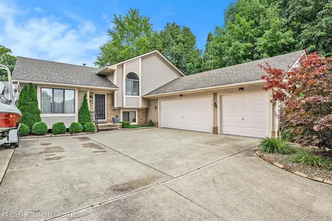 2372 Woodbourne Dr, Waterford, MI 48329