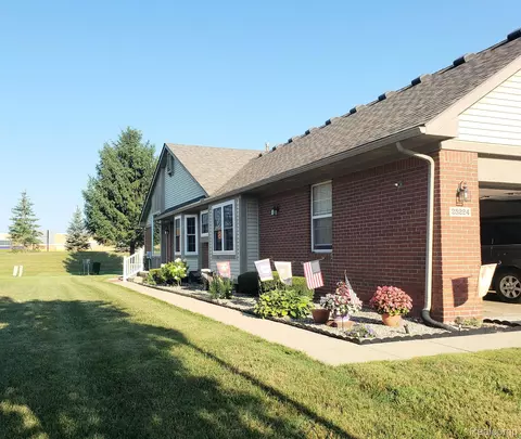 25224 Tara Ln, Brownstown, MI 48134