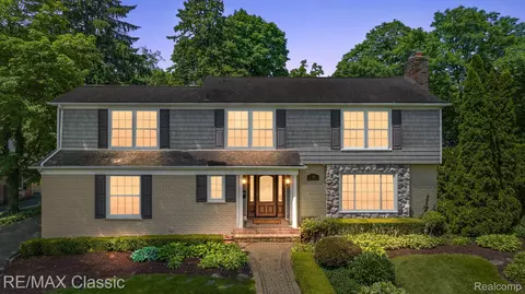 783 Half Moon Rd, Bloomfield Township, MI 48301