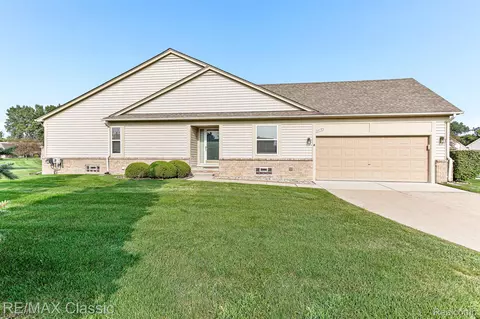 34195 Birchway Cir, Sterling Heights, MI 48312