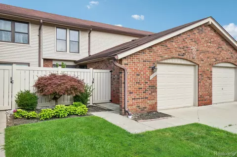 29053 Tiffany Dr W, Southfield, MI 48034