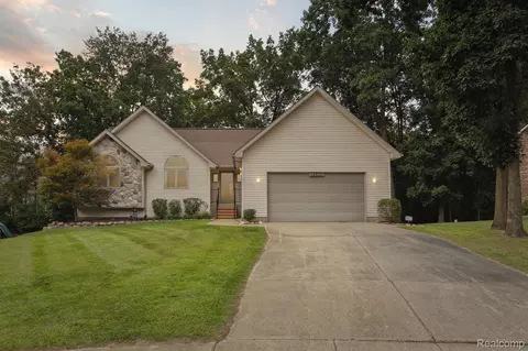 14527 Blue Heron Dr, Fenton, MI 48430