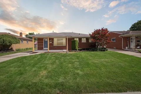 27306 E Crestmont St, Roseville, MI 48066