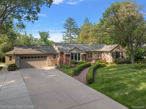1418 Mayfield Dr, Royal Oak, MI 48067