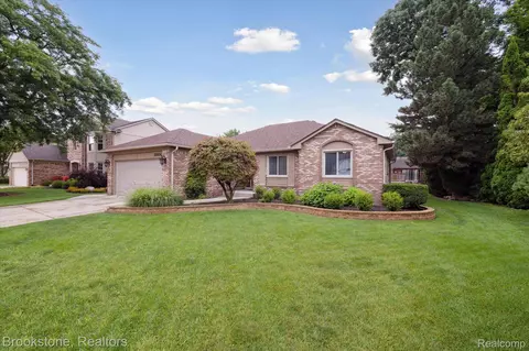 20054 Calumet Dr, Clinton Township, MI 48038