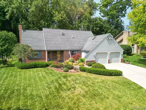794 River Bend Dr, Rochester Hills, MI 48307