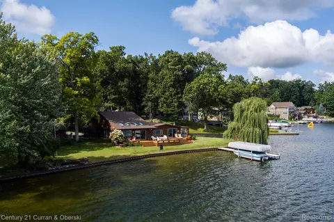 8326 Peninsular Dr, Fenton, MI 48430