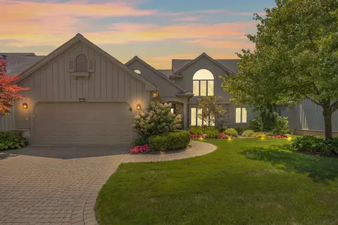7107 Daventry Woods Dr, West Bloomfield, MI 48322
