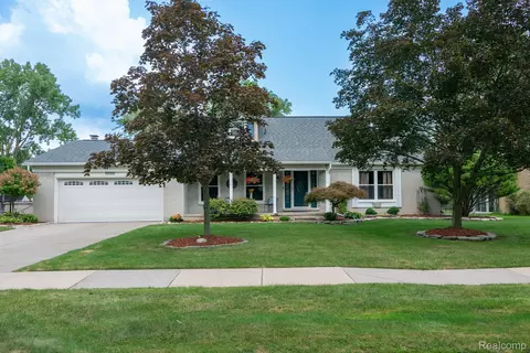 8296 Hampton Rd, Grosse Ile, MI 48138
