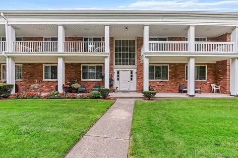 29594 Hoover Rd, Warren, MI 48093