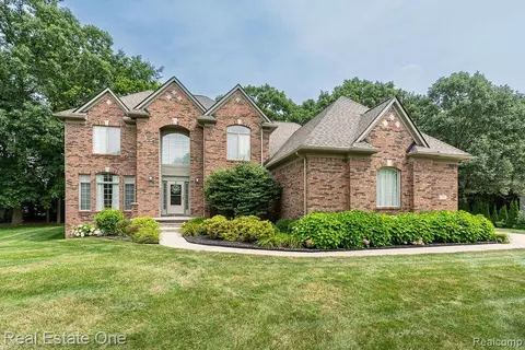 3308 Paramount Ln, Auburn Hills, MI 48326