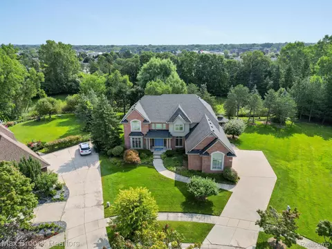 4398 Forestview Dr, West Bloomfield, MI 48322