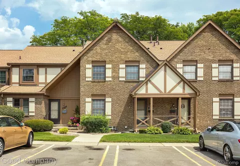 28562 Regent Crt Ct S, Southfield, MI 48076