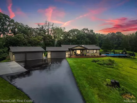 2800 Mckeachie Rd, White Lake, MI 48383