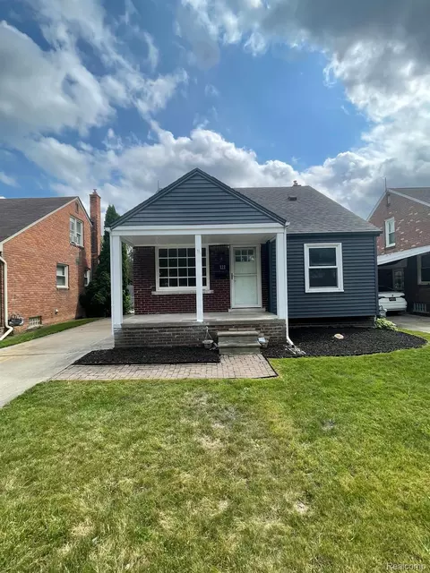 2121 Vinewood St, Wyandotte, MI 48192
