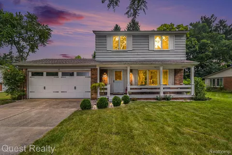8634 Buffalo Dr, Commerce, MI 48382