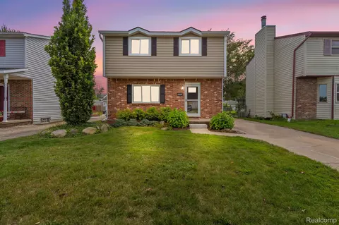 23192 Elmira St, Clinton Township, MI 48035
