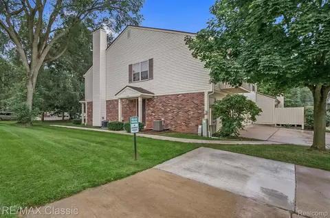 7706 Lake Ridge Dr, Waterford, MI 48327