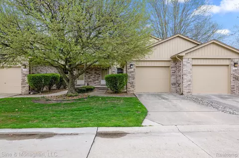 41460 Janet Cir, Clinton Township, MI 48038
