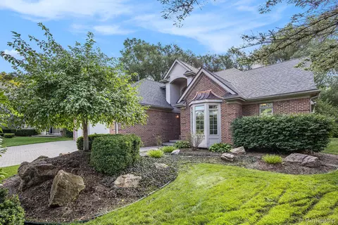 1460 Kentfield Dr, Rochester, MI 48307