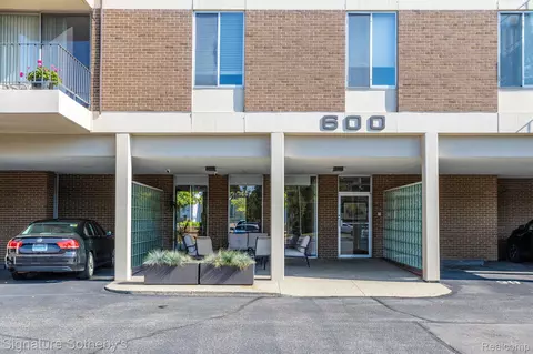 600 W Brown St #301, Birmingham, MI 48009