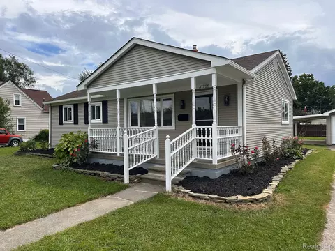 31755 Elmwood St, Garden City, MI 48135