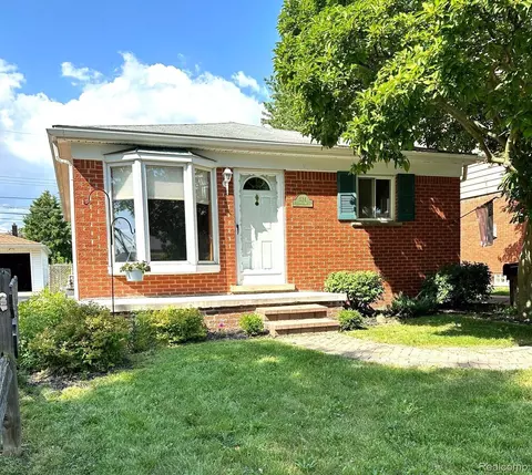 624 Riverbank St, Lincoln Park, MI 48146