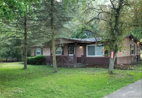 8510 Maple Rd, Bridgeport, MI 48722
