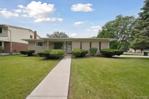 2808 Reese Dr, Sterling Heights, MI 48310