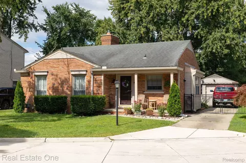 20737 Christine, Grosse Pointe Woods, MI 48236