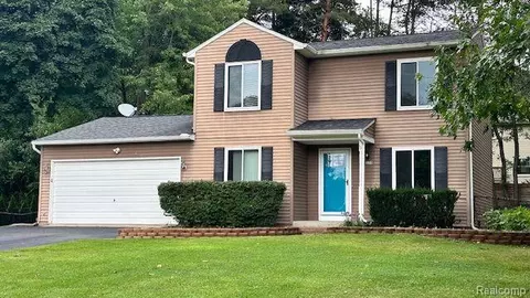 350 Timberwood Trl, Ortonville, MI 48462