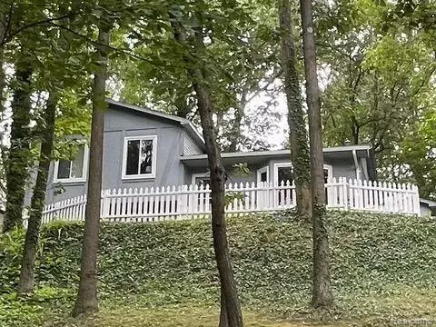8892 Nepahwin Dr, Independence, MI 48348