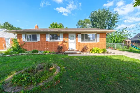 8862 Oporto St, Livonia, MI 48150